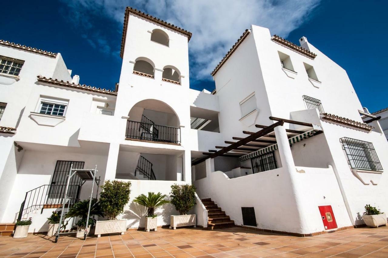 Puerto De La Duquesa Beach Apartment Castillo de Sabinillas Bagian luar foto